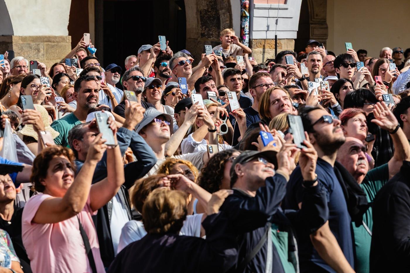 Při takové situaci - focení orloje - zloději pracují. S lupem zmizí v davu Při takové situaci - focení orloje - zloději pracují. S lupem zmizí v davu