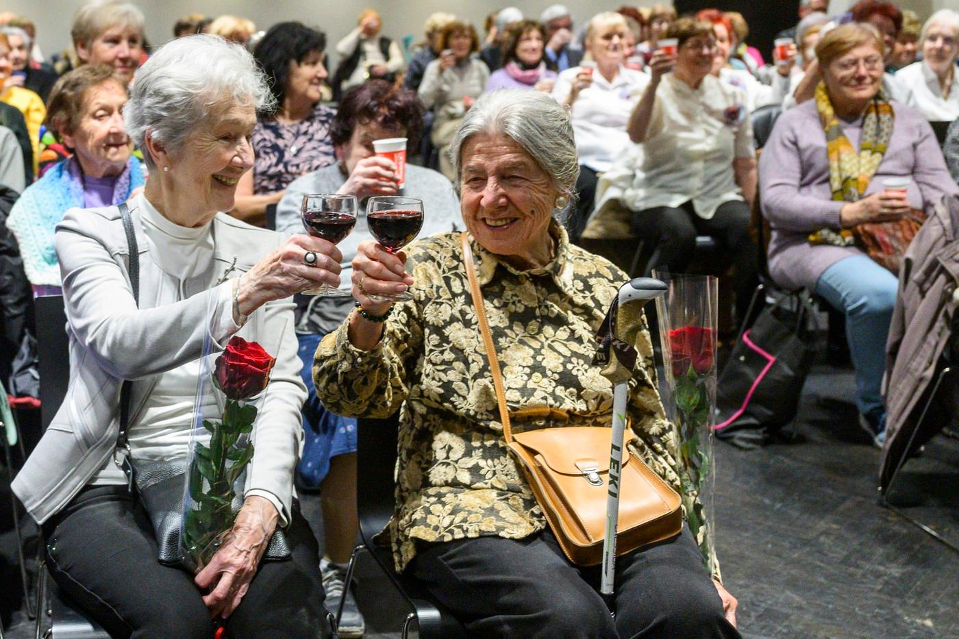 Oslava nejstarších studentů Centra celoživotního vzdělávání, 15. března 2025, Praha. Nejstarší ze studentů čtyřiadevadesátiletá Dagmar Švarcová (vpravo) přijímá gratulaci od jedné ze studentek.