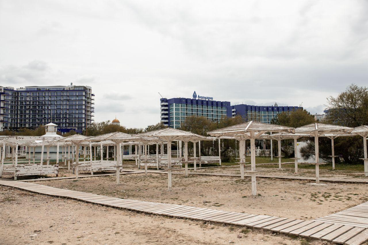 Opuštěné přímořské letovisko s moderními hotely v Sevastopolu