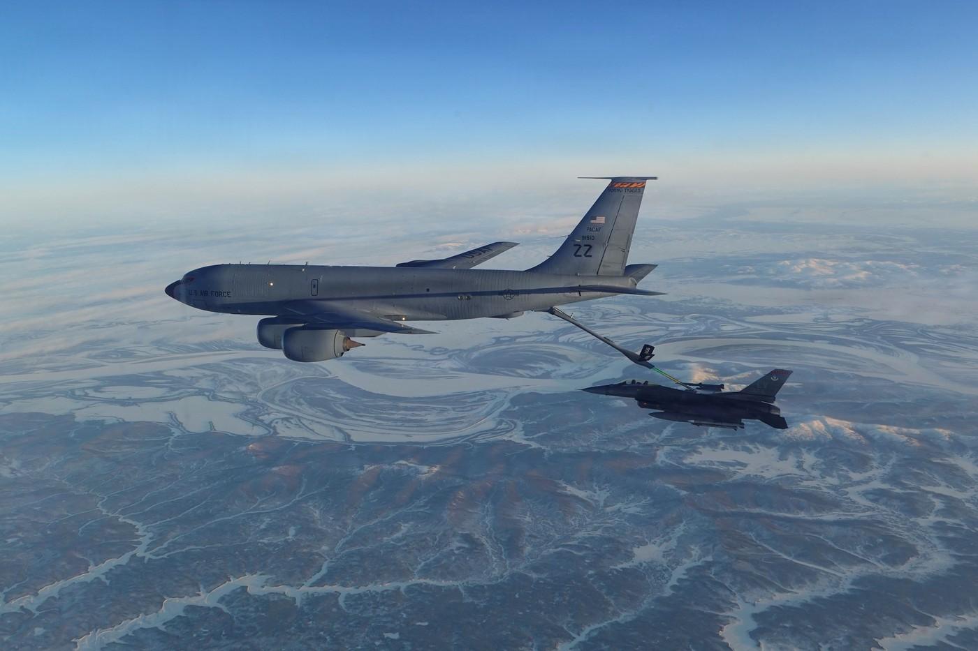 letouny KC-135 a F-16, snímek z 19. února 2026