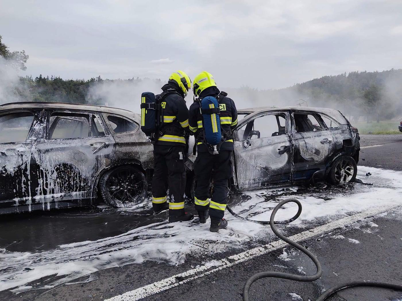 Hasiči zasahují u požáru dvou osobních automobilů po dopravní nehodě na I/6 u Lubence.