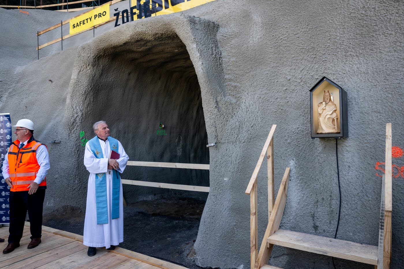  Slavnostní zahájení ražby průzkumné štoly budoucího tunelu Prostřední Vrch dálnice D3 na trase Václavice – Voračice 