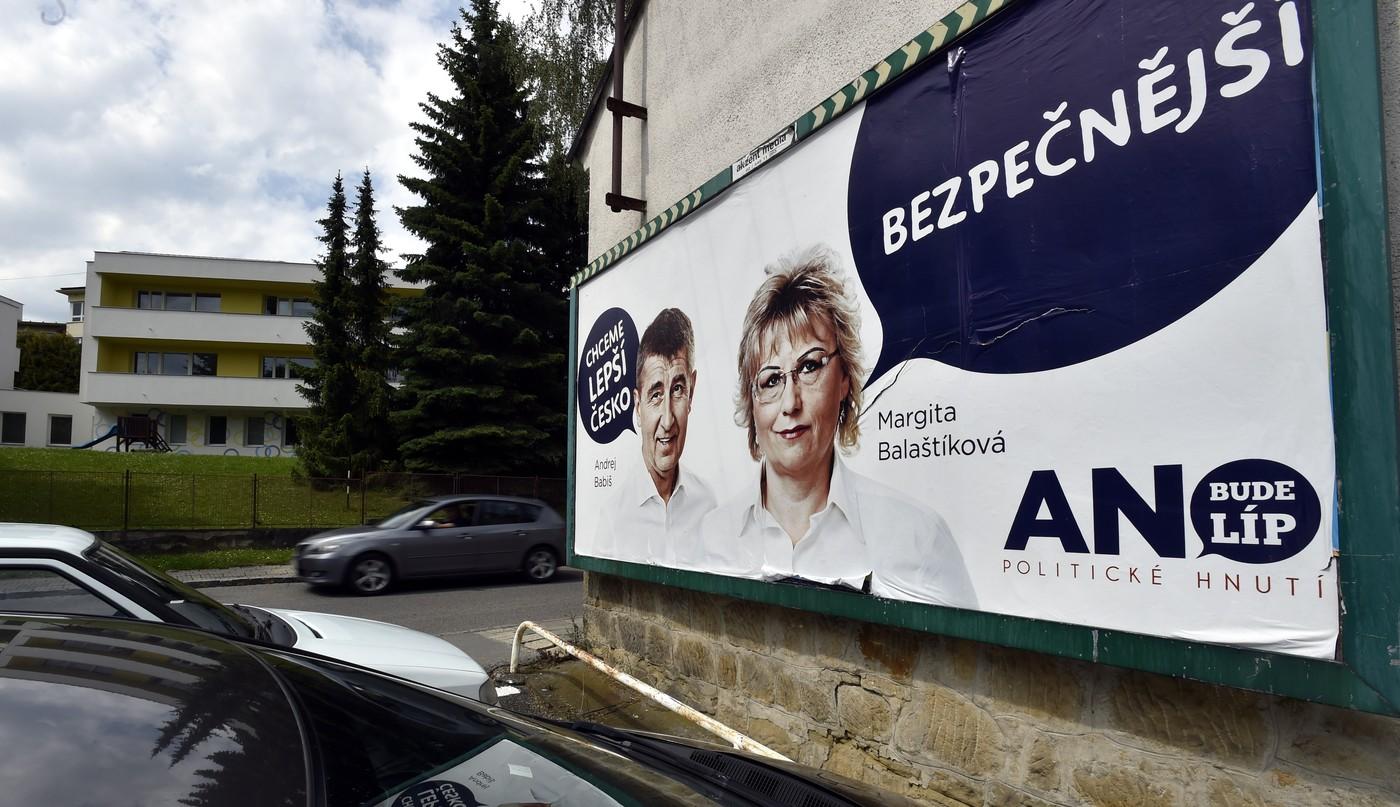 Poslankyně Balaštíková na bilboardu s Andrejem Babišem (rok 2020). Poslankyně Balaštíková na bilboardu s Andrejem Babišem (rok 2020).