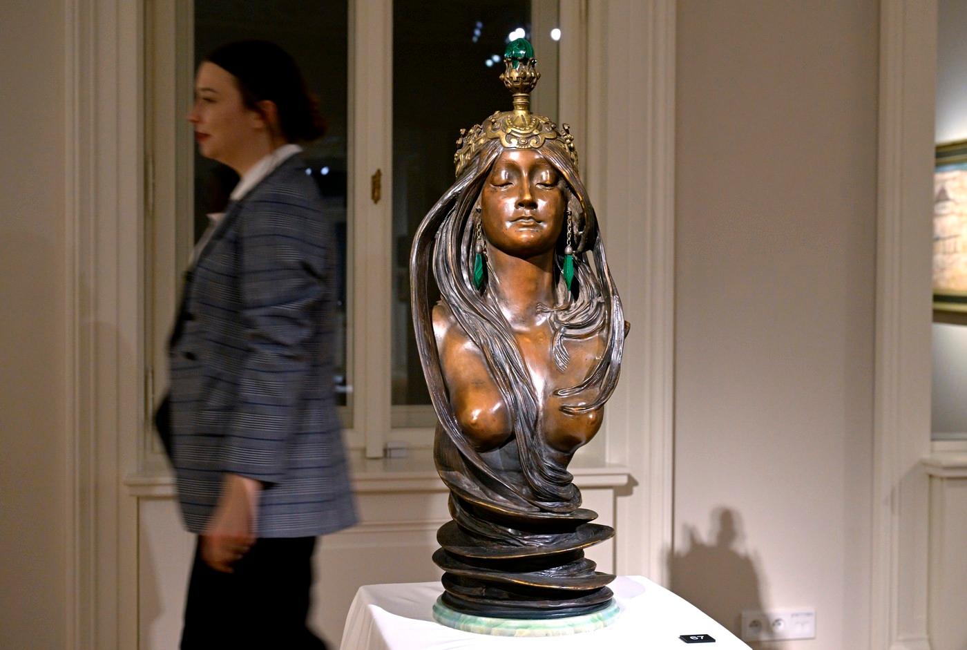 Předaukční výstava k velké sálové aukci Galerie European Arts, 28. listopadu 2025, Praha. Na snímku bronzová plastika Příroda (La Nature) od Alfonse Muchy. V aukci v ČR je toto dílo poprvé a jeho vyvolávací cena činí 14,8 milionu korun.