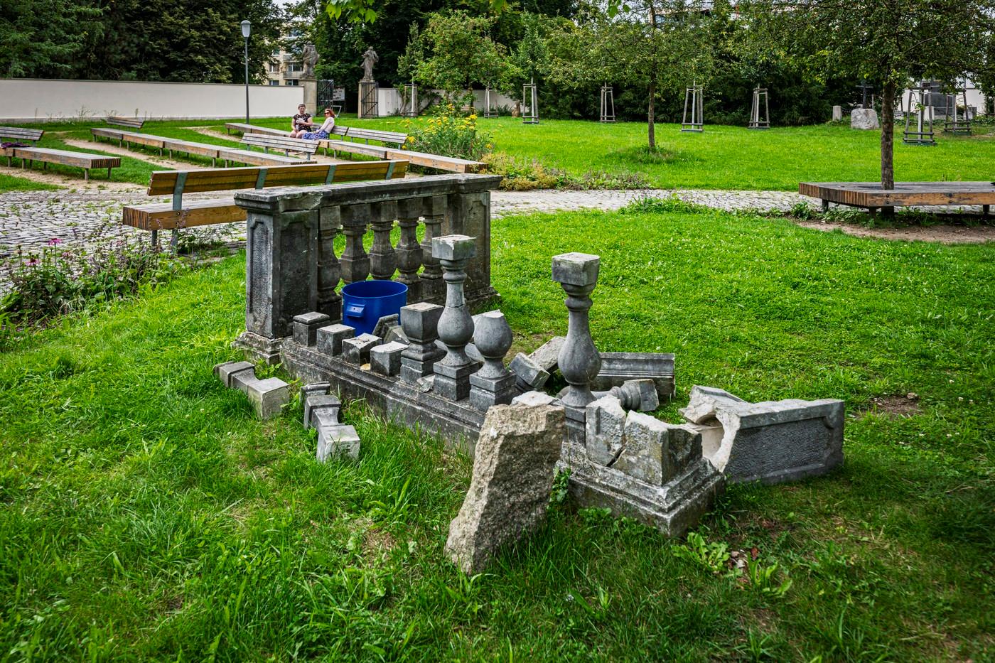 Neznámí vandalové poničili Zahradu vzpomínek, jež je součástí parku v Budyšinské ulici, 8. srpna 2025, Liberec. Poškodili sochy, pomník války, lavičku či válečný hrob.