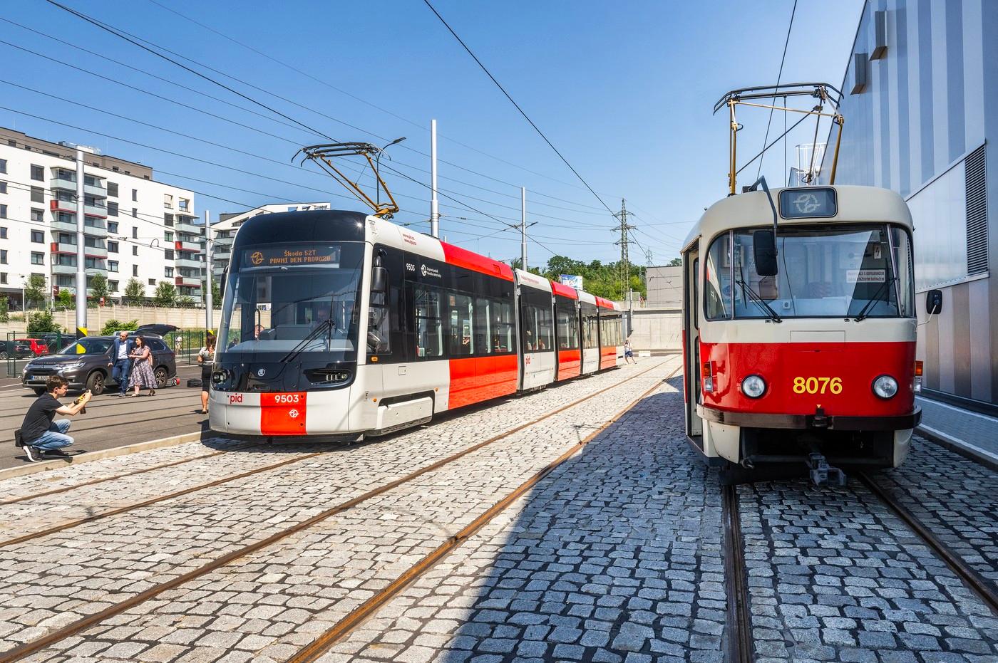 Tramvaje Škoda 52T (vlevo) a Tatra T3M2-DVC (vpravo)