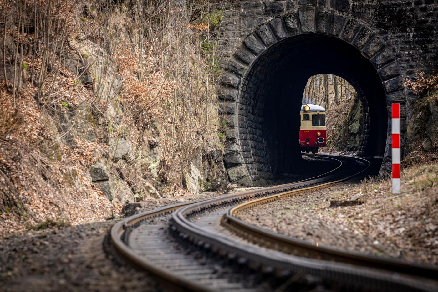 Poslední jízda historického vlaku po Zubačce před velkou rekonstrukcí železniční tratě Tanvald - Kořenov, 12. dubna 2025, Tanvald. Historické motoráčky složené ze dvou motorových vozů, motoráčku M152 z 80. let a mimořádně také M240 z let šedesátých (na snímku) . Poslední jízda historického vlaku po Zubačce před velkou rekonstrukcí železniční tratě Tanvald - Kořenov, 12. dubna 2025, Tanvald. Historické motoráčky složené ze dvou motorových vozů, motoráčku M152 z 80. let a mimořádně také M240 z let šedesátých (na snímku) .