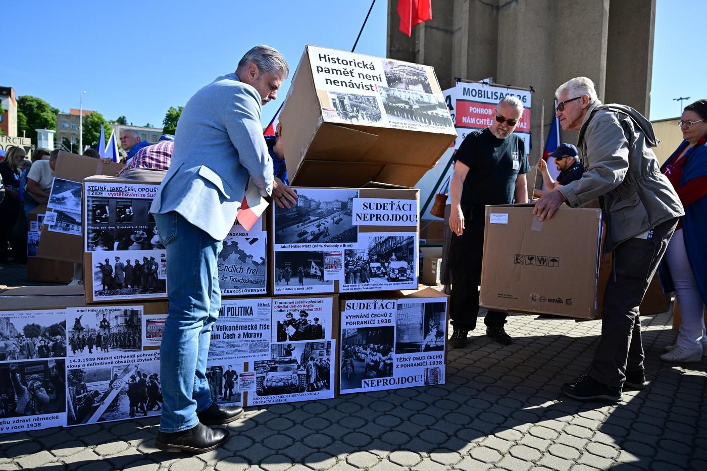 Manifestační happening Němá barikáda k vyjádření nesouhlasu s konáním sjezdu sudetských Němců v Brně.