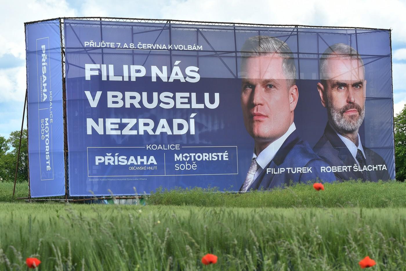 Filip Turek obhajuje svůj řidičák tím, že musí jezdit na služební cesty do Bruselu.