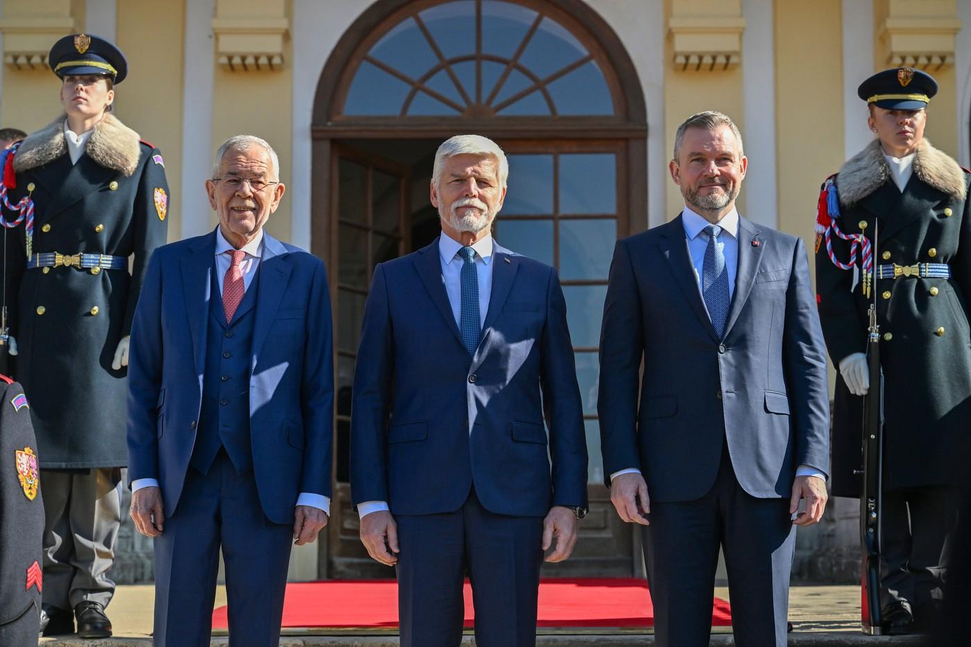 Společná fotografie českého prezidenta Petra Pavla (uprostřed), slovenského prezidenta Petera Pellegriniho (vpravo) a rakouského prezidenta Alexandera Van der Bellena (vlevo) v rámci summitu k desátému výročí existence Slavkovského formátu, 5. března 2025, Slavkov u Brna, Brněnsko.