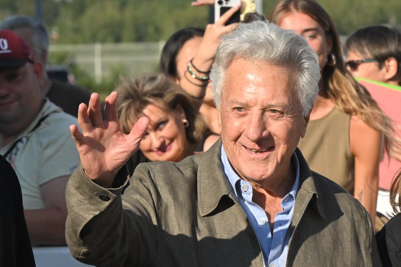 Hlavní hvězda 60. Mezinárodního filmového festivalu Karlovy Vary, americký herec Dustin Hoffman přiletěl do Karlových Varů. Hlavní hvězda 60. Mezinárodního filmového festivalu Karlovy Vary, americký herec Dustin Hoffman přiletěl do Karlových Varů.