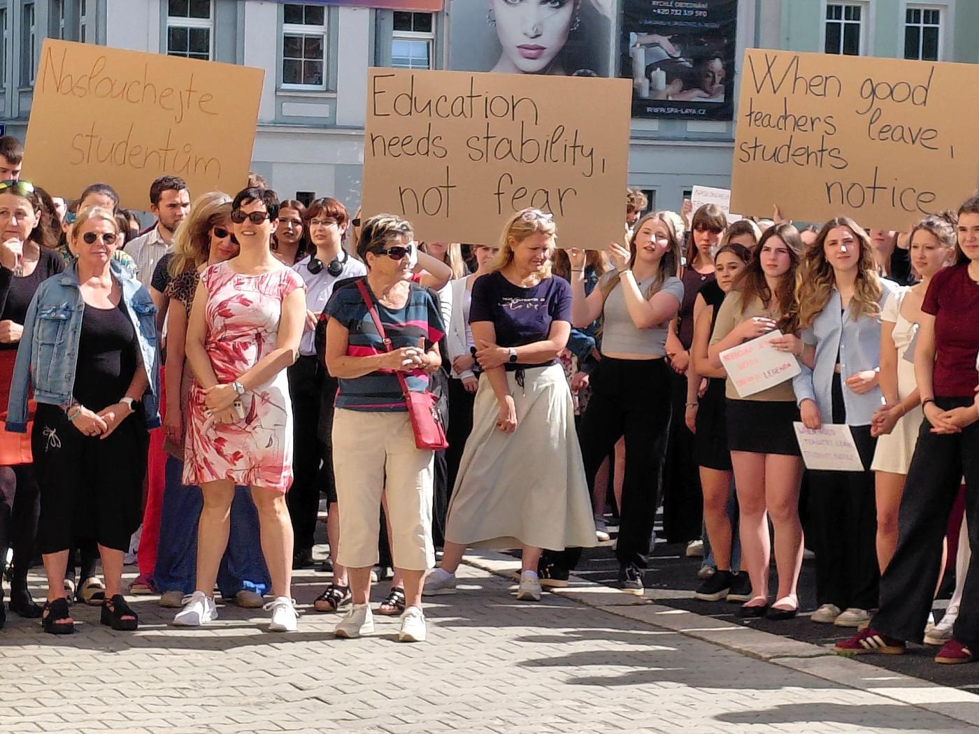Studenti a učitelé Gymnázia U Balvanu se sešli o velké přestávce před školou, aby se rozloučili s oblíbeným učitelem angličtiny, rodilým mluvčím Simonem Borským, a zároveň protestovali proti ředitelce, která školu vede od loňského srpna. Studenti a učitelé Gymnázia U Balvanu se sešli o velké přestávce před školou, aby se rozloučili s oblíbeným učitelem angličtiny, rodilým mluvčím Simonem Borským, a zároveň protestovali proti ředitelce, která školu vede od loňského srpna.