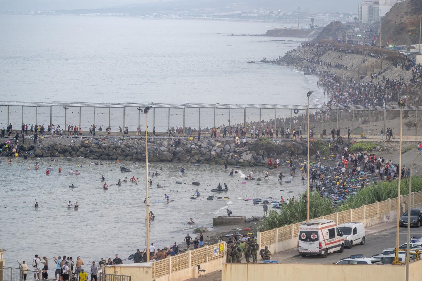 Stovky migrantů se pokusily přeplavat z Maroka do španělského města Ceuta v severní Africe, přičemž počet příchozích za něco málo přes týden překročil 1 500, jak uvádějí místní média v Ceutě Stovky migrantů se pokusily přeplavat z Maroka do španělského města Ceuta v severní Africe, přičemž počet příchozích za něco málo přes týden překročil 1 500, jak uvádějí místní média v Ceutě