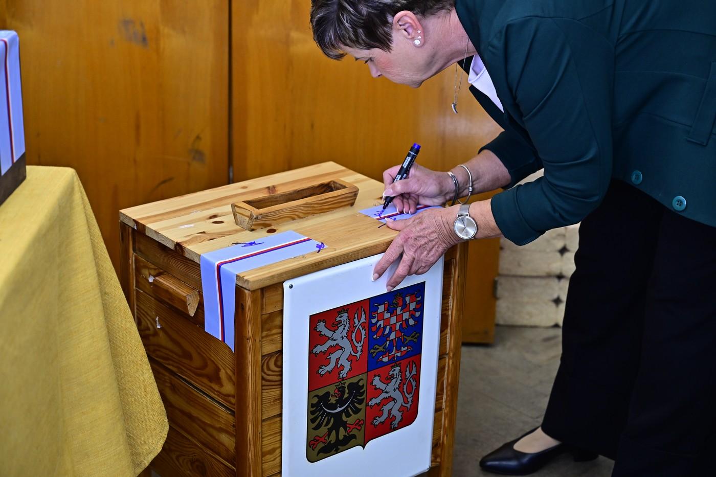 První den voleb do Poslanecké sněmovny v Ústeckém kraji, 3. října 2025, Černouček, Litoměřicko. Příprava volební místnosti.