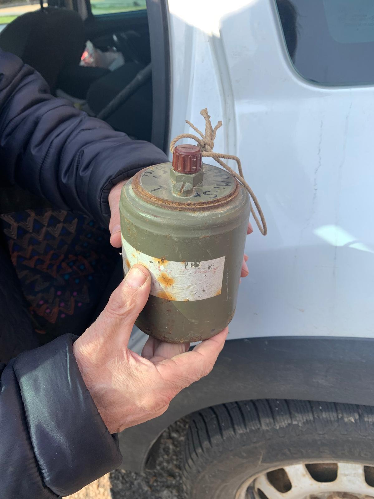 Protipěchotní minu a protipancéřový náboj přinesl na policii muž z Písecka. Policisté vyzývají veřejnost, aby s municí nikdy nemanipulovala.