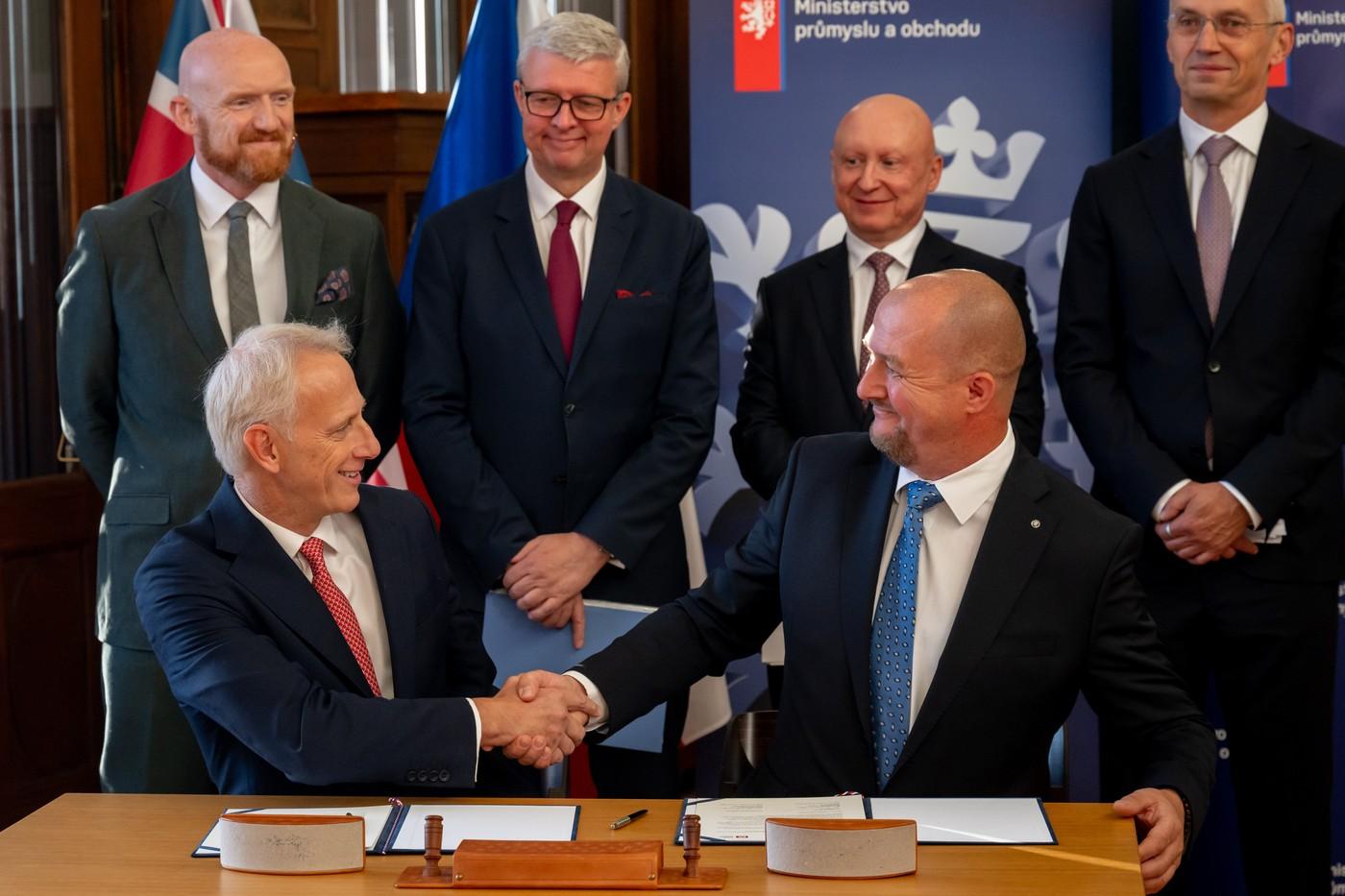 Podpis smlouvy mezi Škoda JS a Rolls-Royce SMR na dodávku pohonů pro malé modulární reaktory Podpis smlouvy mezi Škoda JS a Rolls-Royce SMR na dodávku pohonů pro malé modulární reaktory