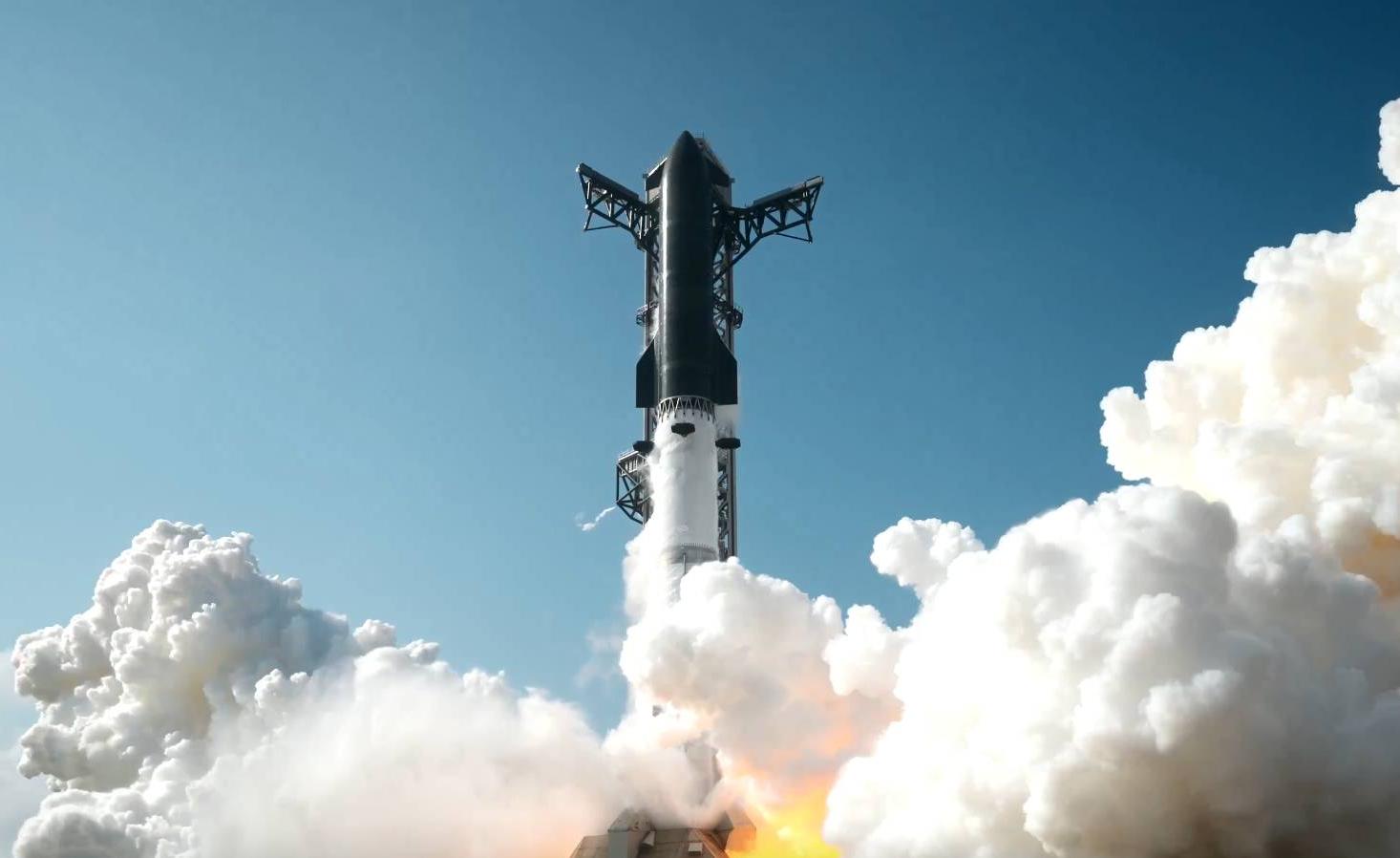 Dosud největší a nejvýkonnější raketa typu Starship právě startuje.