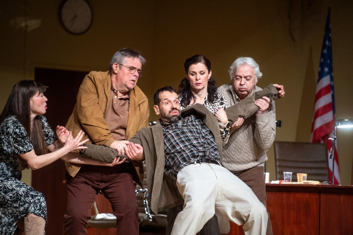 Východočeské divadlo v Pardubicích připravuje hru Tracyho Lettse Protokol v režii Mikoláše Tyce, 20. března 2025, Pardubice. Uprostřed Radek Žák jako Hanratty, zastupitel.