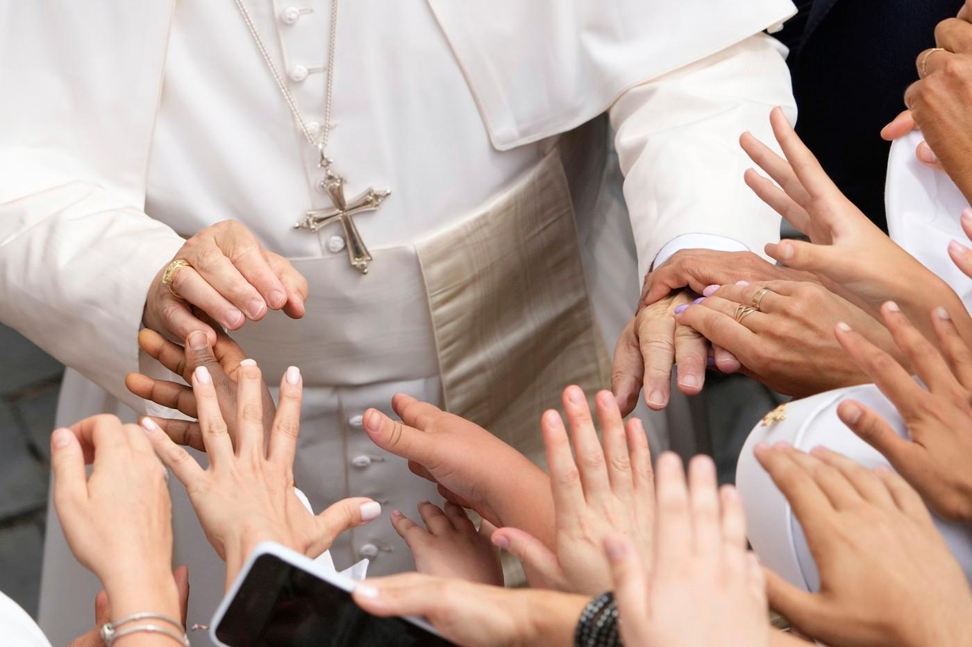 Papež žehná věřícím