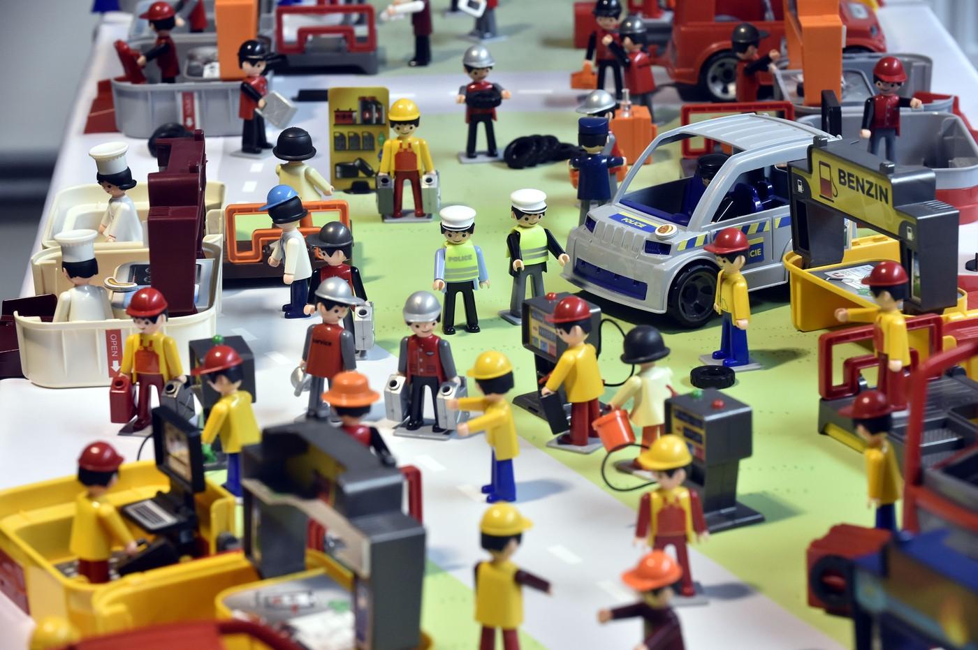 Igráčky začalo v roce 1976 vyrábět družstvo Igra Praha. Autorem konstrukce byl Jiří Kalina, design navrhla Marie Pavlíčková Krejchová.