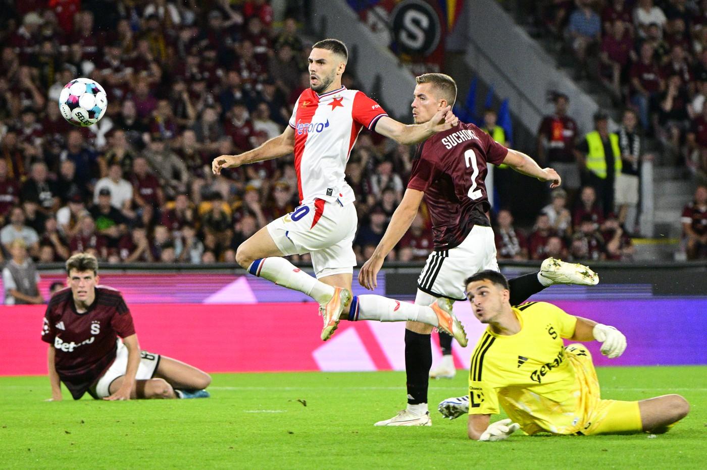 Vpředu zleva Danijel Šturm ze Slavie, Martin Suchomel ze Sparty a brankář Jakub Surovčík ze Sparty Vpředu zleva Danijel Šturm ze Slavie, Martin Suchomel ze Sparty a brankář Jakub Surovčík ze Sparty