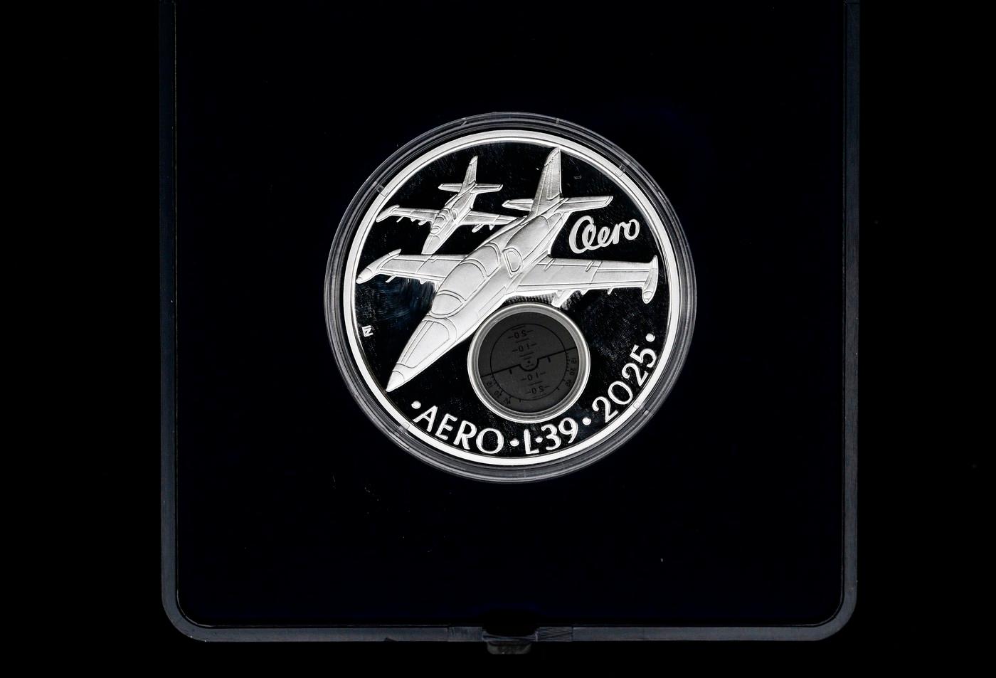 Slavnostní představení nové pamětní stříbrné mince České národní banky Cvičný letoun Aero L-39 Albatros v hodnotě 500 Kč, 11. června, Národní technické muzeum, Praha. Mince obsahuje unikátní optický průhledový prvek, díky kterému je možné pozorovat siluetu stroje v prostoru. Slavnostní představení nové pamětní stříbrné mince České národní banky Cvičný letoun Aero L-39 Albatros v hodnotě 500 Kč, 11. června, Národní technické muzeum, Praha. Mince obsahuje unikátní optický průhledový prvek, díky kterému je možné pozorovat siluetu stroje v prostoru.