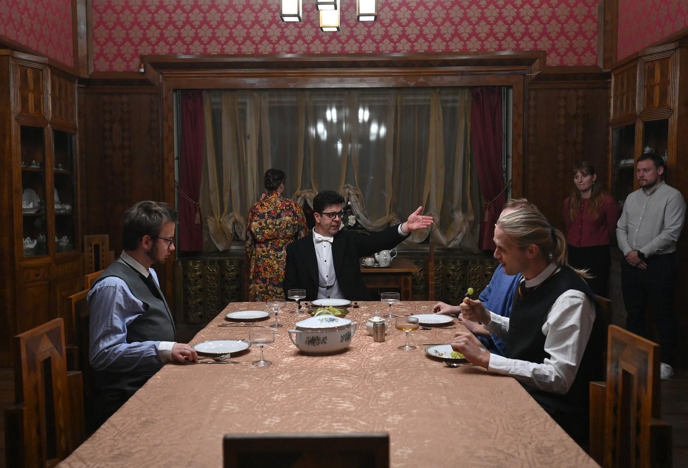 Premiéra divadelní prohlídky o životě rodiny Primavesi v originálních prostorách jejich sídla, památkově chráněné Vile Primavesi, 1. listopadu 2025, Olomouc. Podle historických pramenů ji ztvárnil studentský herecký divadlení spolek Kuchmoch. Zleva u stolu sochař Anton Hanak, podnikatel a mecenáš Otto Primavesi a architekt Josef Hoffmann.