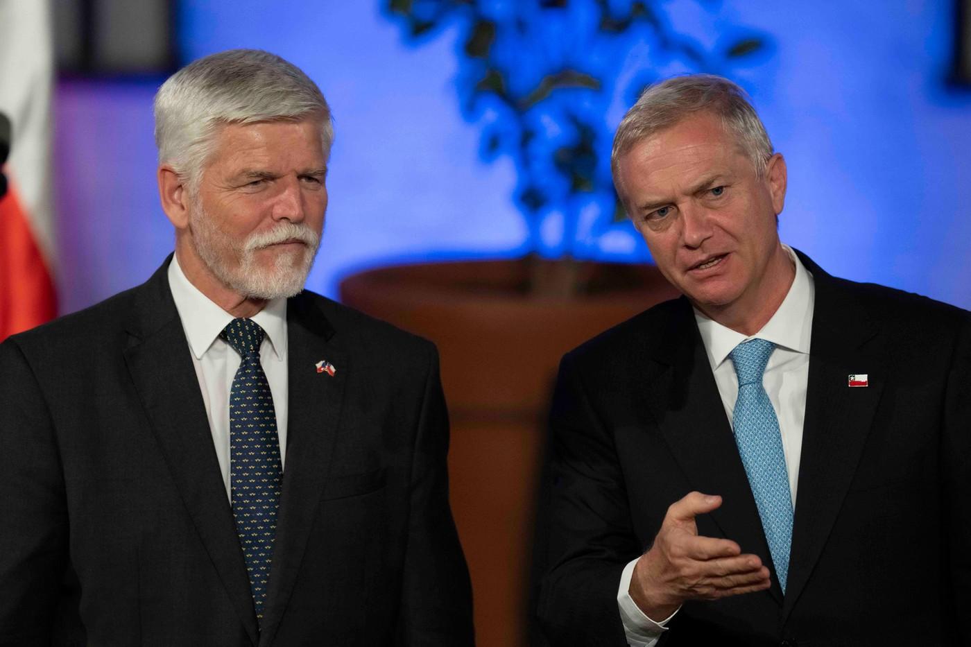 Český prezident Petr Pavel hovoří s chilským prezidentem Josém Antoniem Kastem po slavnostním ceremoniálu v paláci La Moneda v Santiagu de Chile