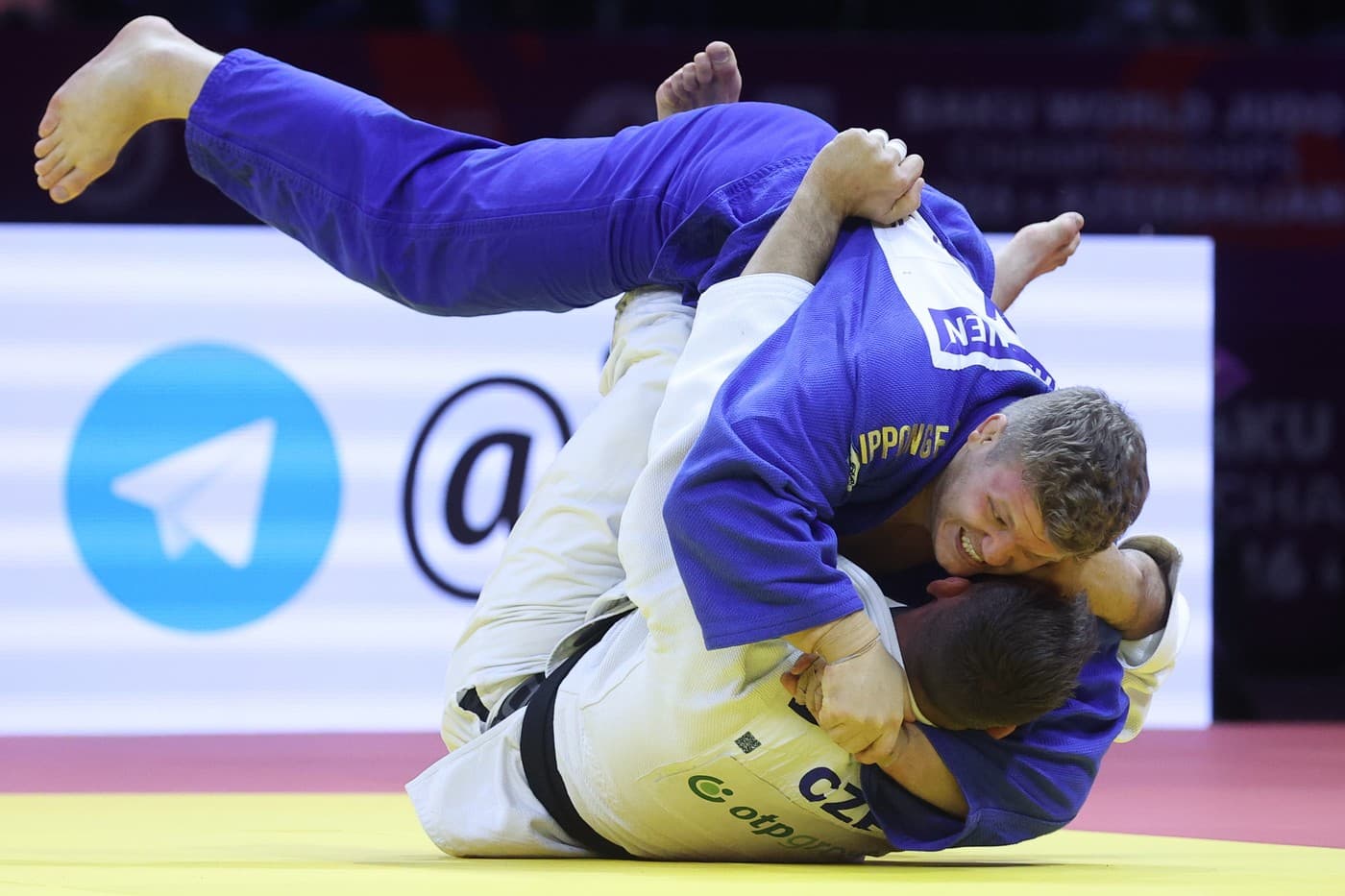 Martti Puumalainen z Finska (nahoře) a Lukáš Krpalek z Česka svádějí souboj v těžké váze během mistrovství světa v judu 2026 v Národní gymnastické aréně