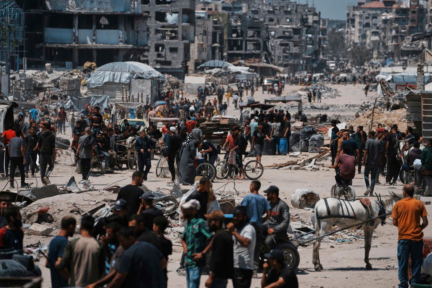 Vysídlení Palestinci se vracejí pro své věci v domovech v severní Gaze, kde předtím operovala izraelská armáda, 4. června 2025