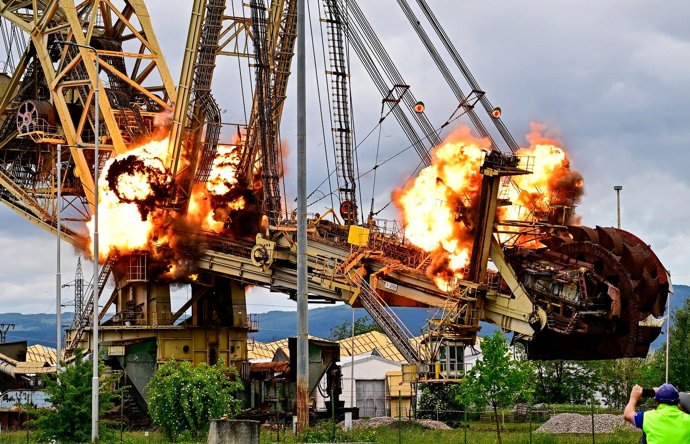 Odstřel velkorypadla "Březenský drak" v Březně u Chomutova