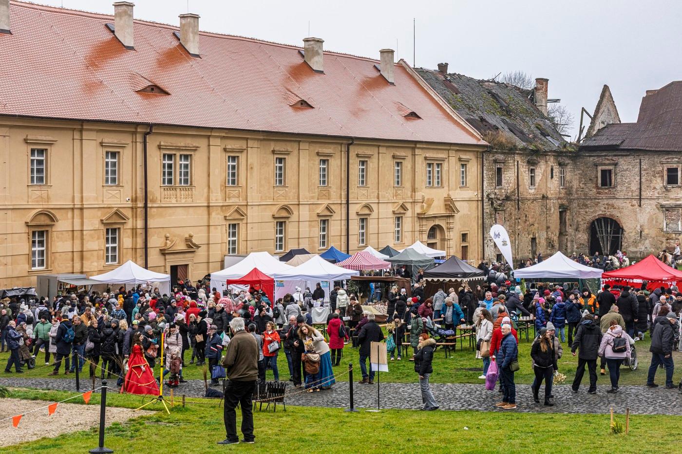 Vánoční trhy na zámku v Zákupech, které se poprvé konají v opravené zámecké konírně,
