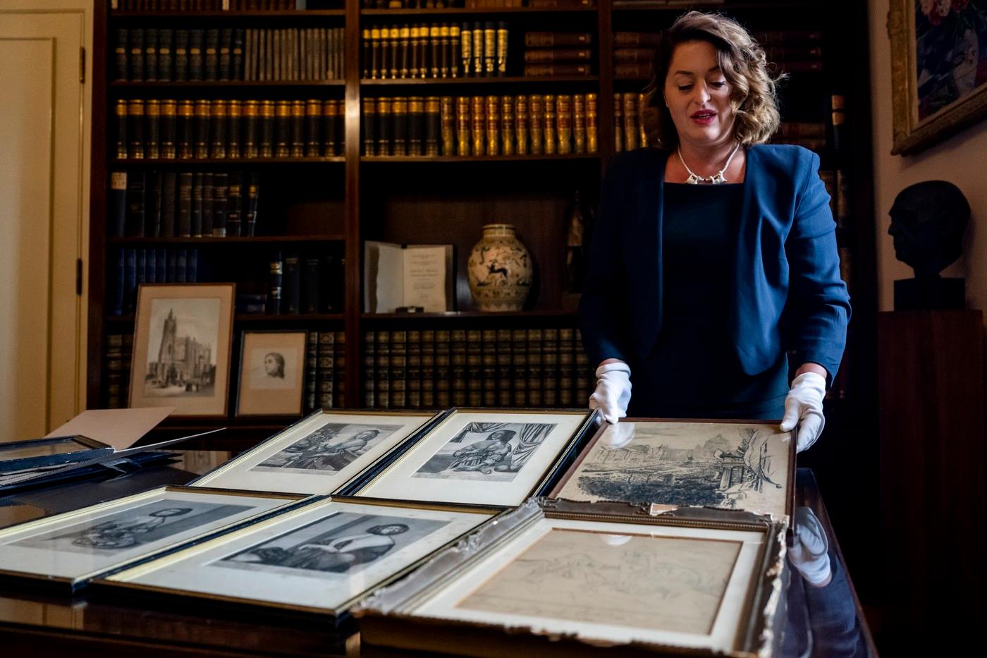 Kurátorka uměleckých sbírek ministerstva zahraničí Jana Peroutková ukazuje uměleckou sbírku z pozůstalosti po československém ministru zahraničí Janu Masarykovi, kterou ministerstvo převzalo do majetku státu, 17. července 2025, Praha.