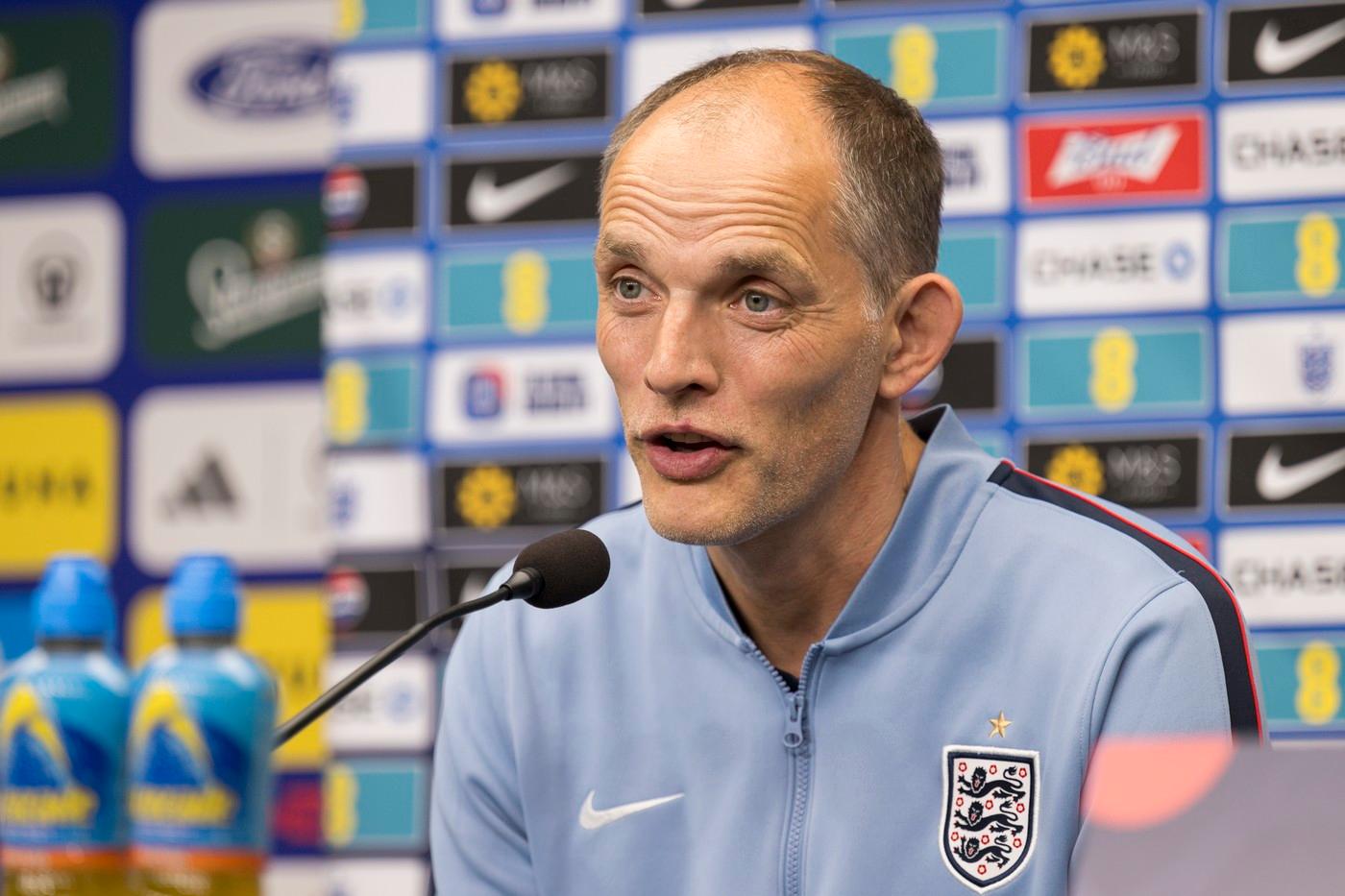 Trenér Thomas Tuchel na tiskové konferenci Anglie