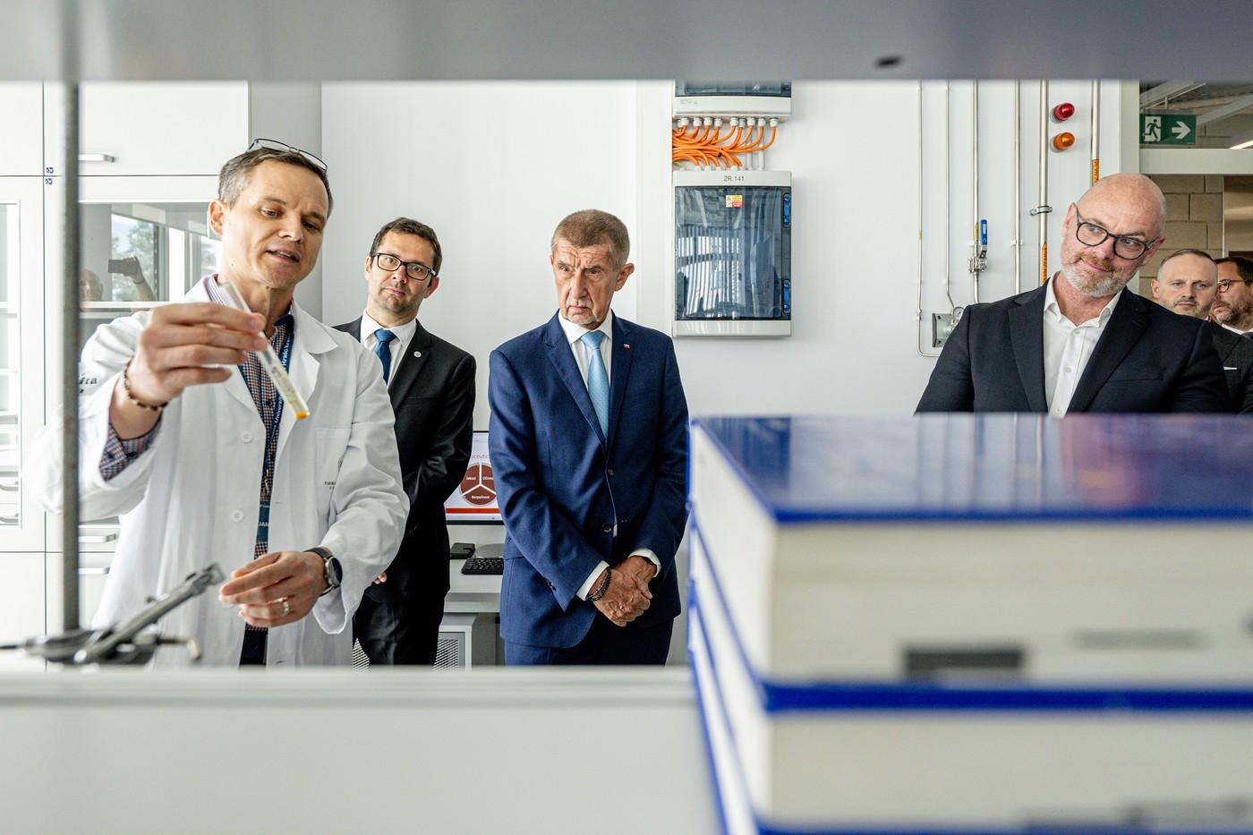 Ministr školství Robert Plaga (za ANO), premiér Andrej Babiš (ANO) a děkan Farmaceutické fakulty Univerzity Karlovy v Hradci Králové Jaroslav Roh při otevření kampusu MEPHARED 2 Univerzity Karlovy Ministr školství Robert Plaga (za ANO), premiér Andrej Babiš (ANO) a děkan Farmaceutické fakulty Univerzity Karlovy v Hradci Králové Jaroslav Roh při otevření kampusu MEPHARED 2 Univerzity Karlovy