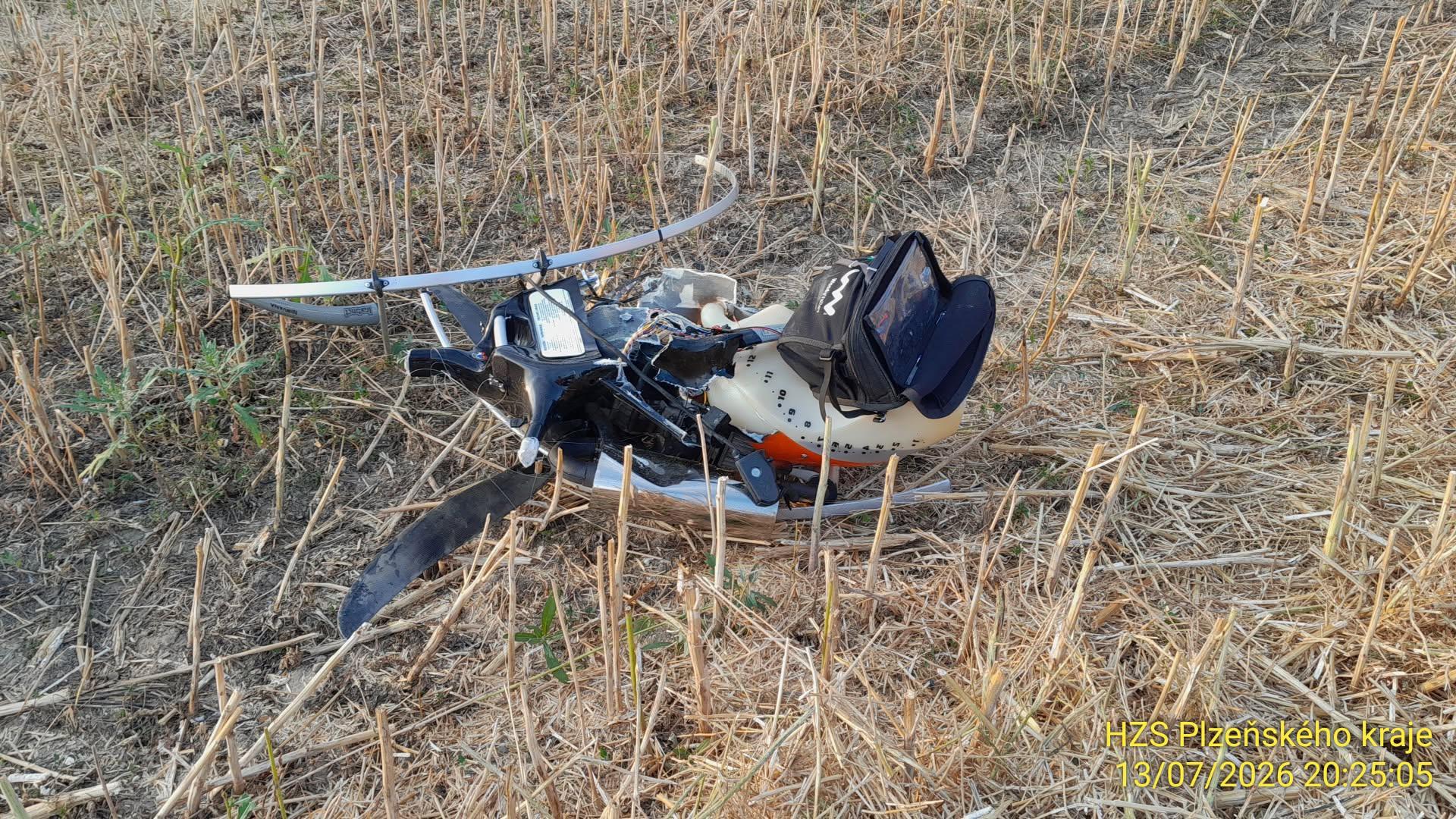 Po pádu motorového paraglidu z asi padesátimetrové výšky v pondělí večer utrpěl v Plzni těžká zranění pětadvacetiletý muž. V nemocnici zemřel.