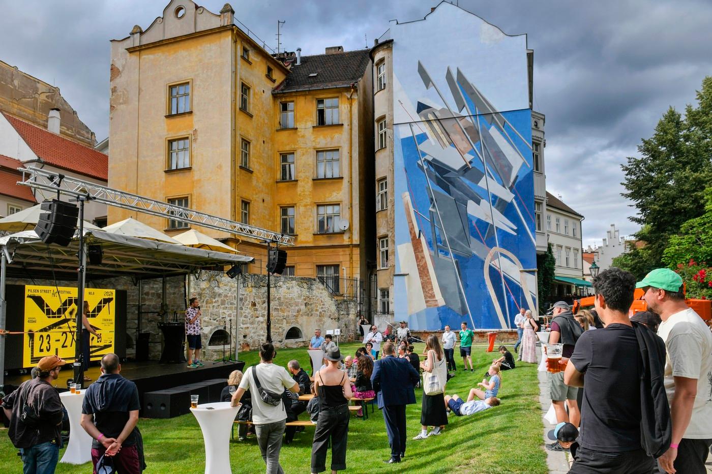 Zakončení festivalu street art umění Wallz no.6 a představení nového velkoplošného muralu na zdi v Proluce v Křižíkových sadech (na snímku), 27. června 2025, Plzeň. Na mural, který vznikl jako připomínka deseti let od titulu Plzeň - evropské hlavní město kultury, byla vypsána soutěž, kterou vyhrál Itzio Barberena z Mexika.