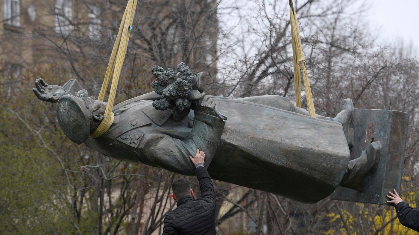 Maršál Koněv mizí z očí. Radnice Prahy 6 nechala 3. dubna 2020 odstranit z podstavce sochu maršála Ivana Stěpanoviče Koněva v Bubenči. Socha poputuje do depozitáře a následně do Muzea paměti 20. století, jehož vybudování chystá hlavní město. 