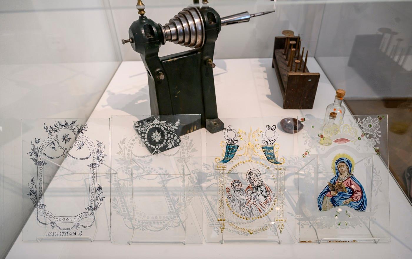 V Oblastním muzeu v Ústí nad Labem zahájili výstavu Lidové podmalby na skle severočeské sklářské oblasti, která mapuje historii lidové podmalby z oblasti hornatých severních Čech, 26. června 2025, Ústí nad Labem. V Oblastním muzeu v Ústí nad Labem zahájili výstavu Lidové podmalby na skle severočeské sklářské oblasti, která mapuje historii lidové podmalby z oblasti hornatých severních Čech, 26. června 2025, Ústí nad Labem.