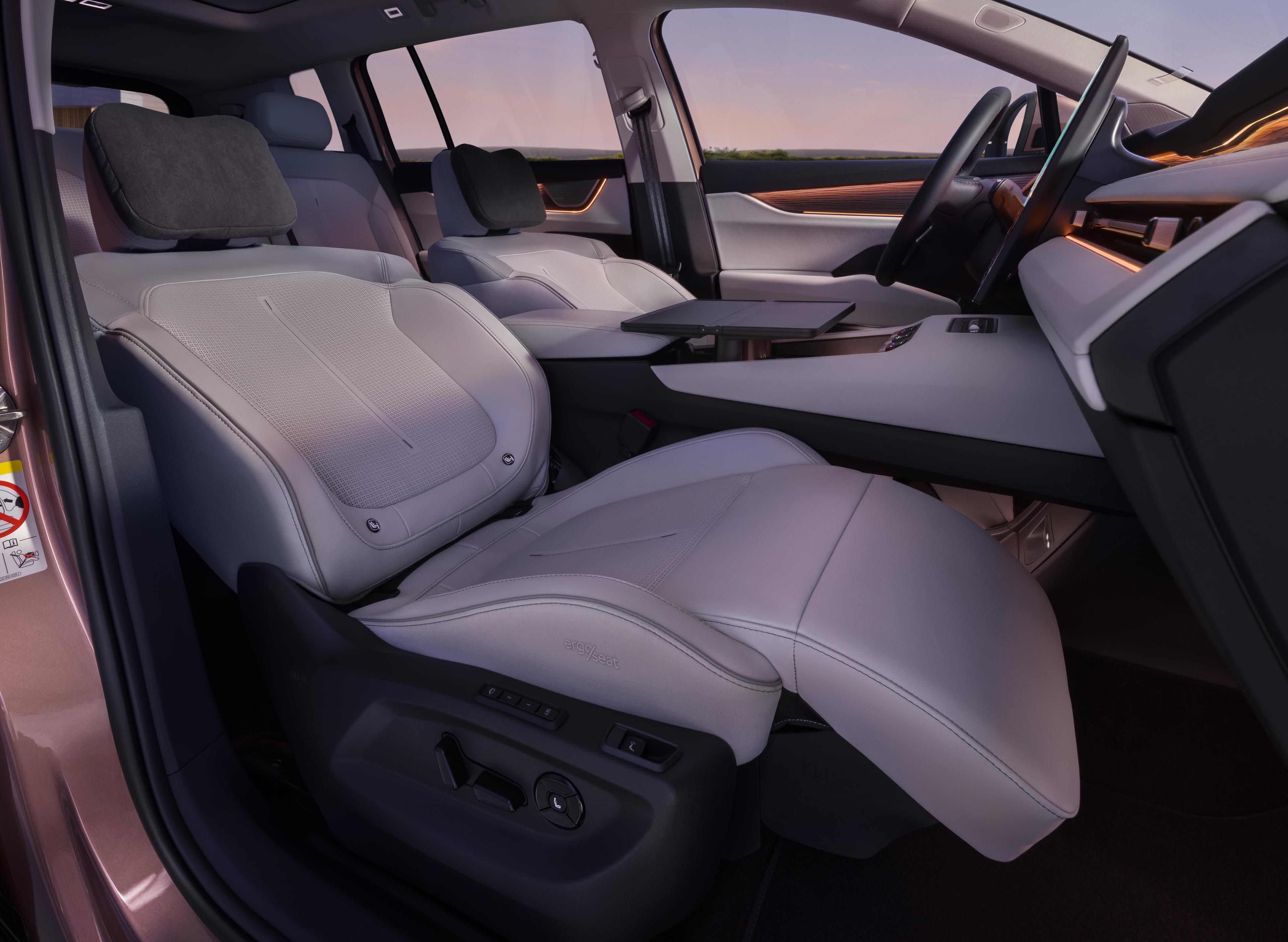 Škoda Auto představila svůj dosud největší model. Velké elektrické SUV pod názvem Peaq pojme až sedm pasažérů a představuje elektrickou alternativu ke spalovacímu modelu Kodiaq. Vyrábět se začne v létě a k prvním zákazníkům v Česku by se měl dostat ještě před koncem roku. Při světové premiéře vozu to uvedli zástupci společnosti Škoda. Škoda Auto představila svůj dosud největší model. Velké elektrické SUV pod názvem Peaq pojme až sedm pasažérů a představuje elektrickou alternativu ke spalovacímu modelu Kodiaq. Vyrábět se začne v létě a k prvním zákazníkům v Česku by se měl dostat ještě před koncem roku. Při světové premiéře vozu to uvedli zástupci společnosti Škoda.