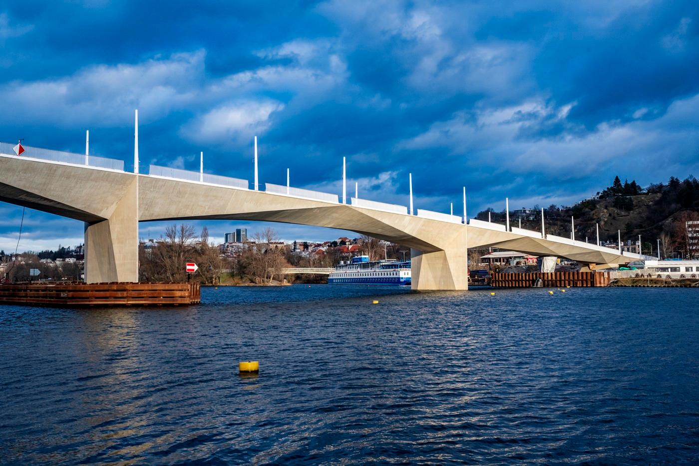 Stavba Dvoreckého mostu pro městskou hromadnou dopravu, cyklisty a chodce přes Vltavu