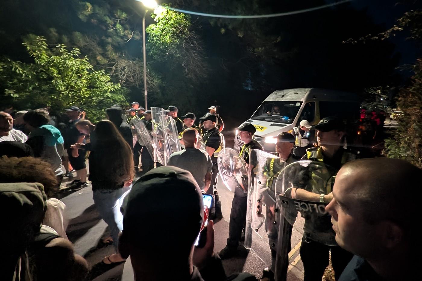 Policisté vytvořili řetěz, aby zablokovali demonstranty poblíž pláže Eastney Beach v Portsmouthu Policisté vytvořili řetěz, aby zablokovali demonstranty poblíž pláže Eastney Beach v Portsmouthu