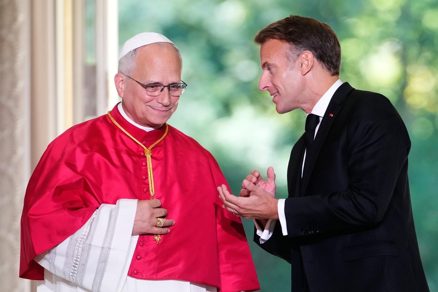 Papež Lev XIV. (vlevo) a francouzský prezident Emmanuel Macron hovoří po vydání společného prohlášení v Elysejském paláci Papež Lev XIV. (vlevo) a francouzský prezident Emmanuel Macron hovoří po vydání společného prohlášení v Elysejském paláci