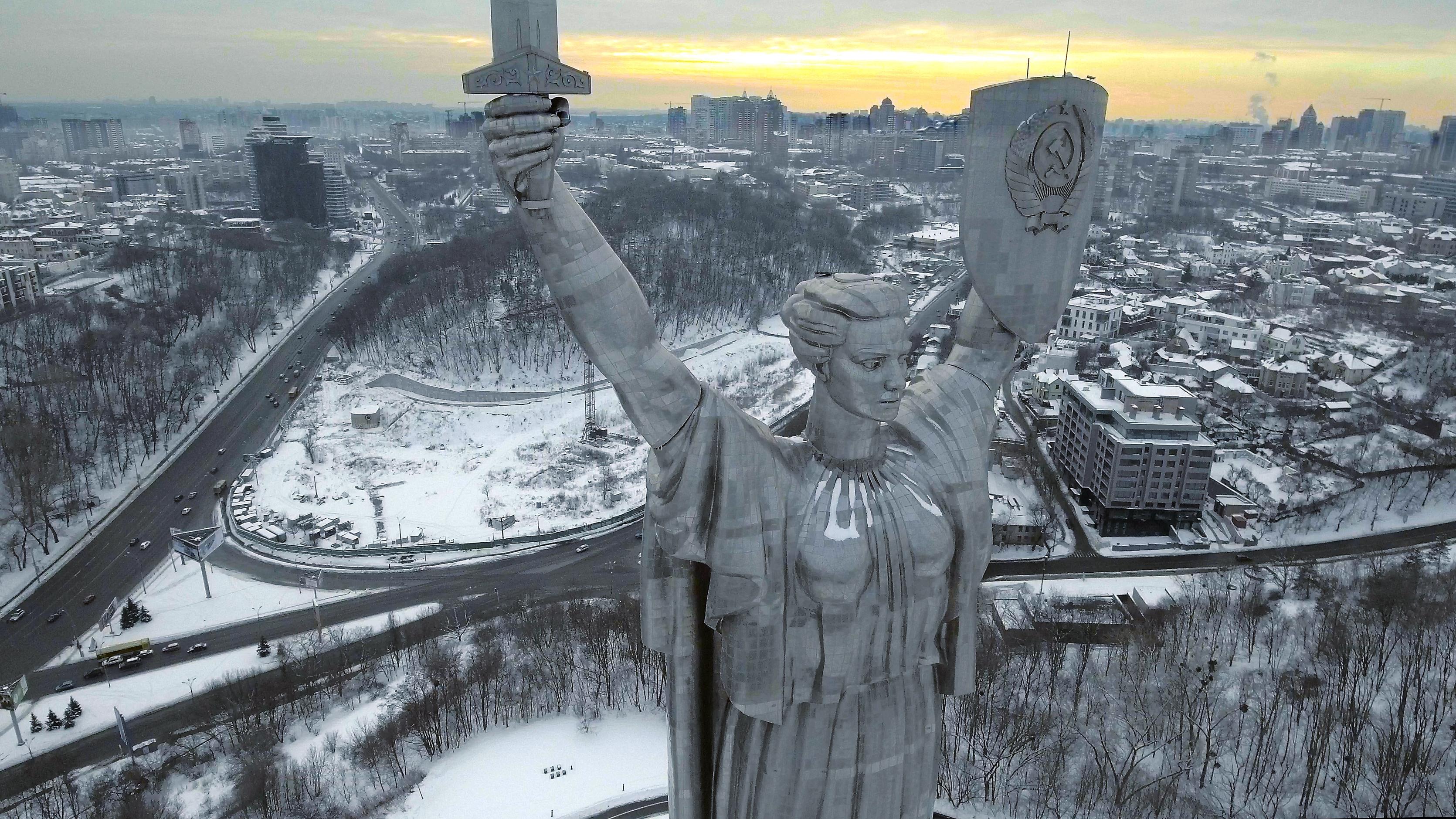 Matka Ukrajina - monumentální socha nad Kyjevem Matka Ukrajina - monumentální socha nad Kyjevem