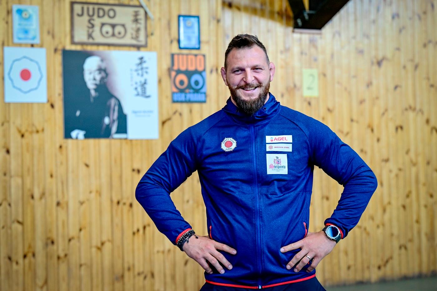 Judista Lukáš Krpálek pózuje na tiskové konferenci Českého svazu juda před odletem české reprezentace na mistrovství Evropy do Černé Hory.