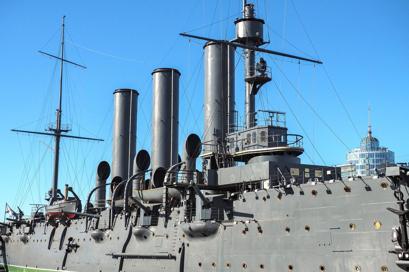 Jedna z legendárních ruských lodí: Křižník Aurora po renovaci na řece Něvě. Byl postaven v roce 1900 a proslavil se výstřelem, který dal signál k útoku na Zimní palác a k následné revoluci