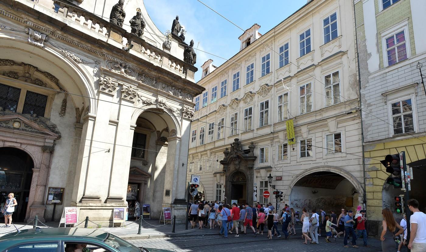 Colloredo-Mansfeldského paláce v Karlově ulici