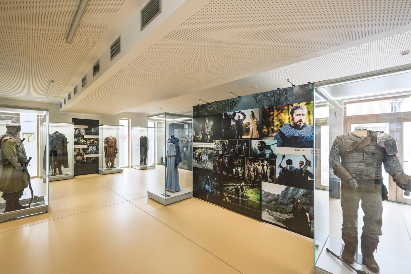 Pohled do nového návštěvnického a vzdělávacího centra a muzejně expoziční části s depozitářem v areálu Památníku Jana Žižky z Trocnova. Snímek je z nové expozice věnované osobnosti Jana Žižky ve filmu. Pohled do nového návštěvnického a vzdělávacího centra a muzejně expoziční části s depozitářem v areálu Památníku Jana Žižky z Trocnova. Snímek je z nové expozice věnované osobnosti Jana Žižky ve filmu.