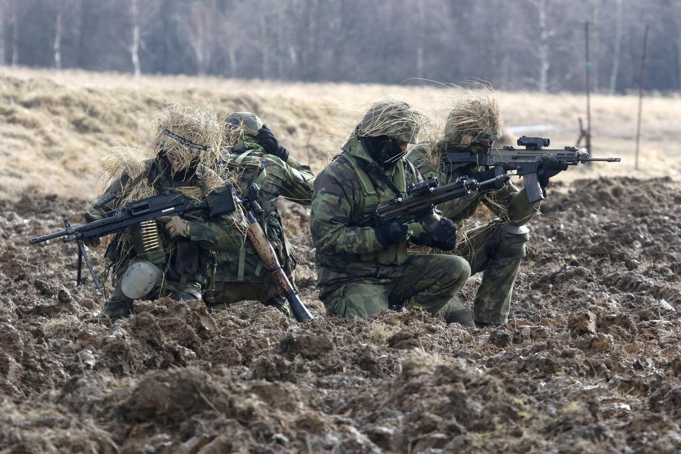 Čeští vojáci 7. mechanizované brigády při výcviku v Libavé - vybaveni útočnými puškami BREN Čeští vojáci 7. mechanizované brigády při výcviku v Libavé - vybaveni útočnými puškami BREN