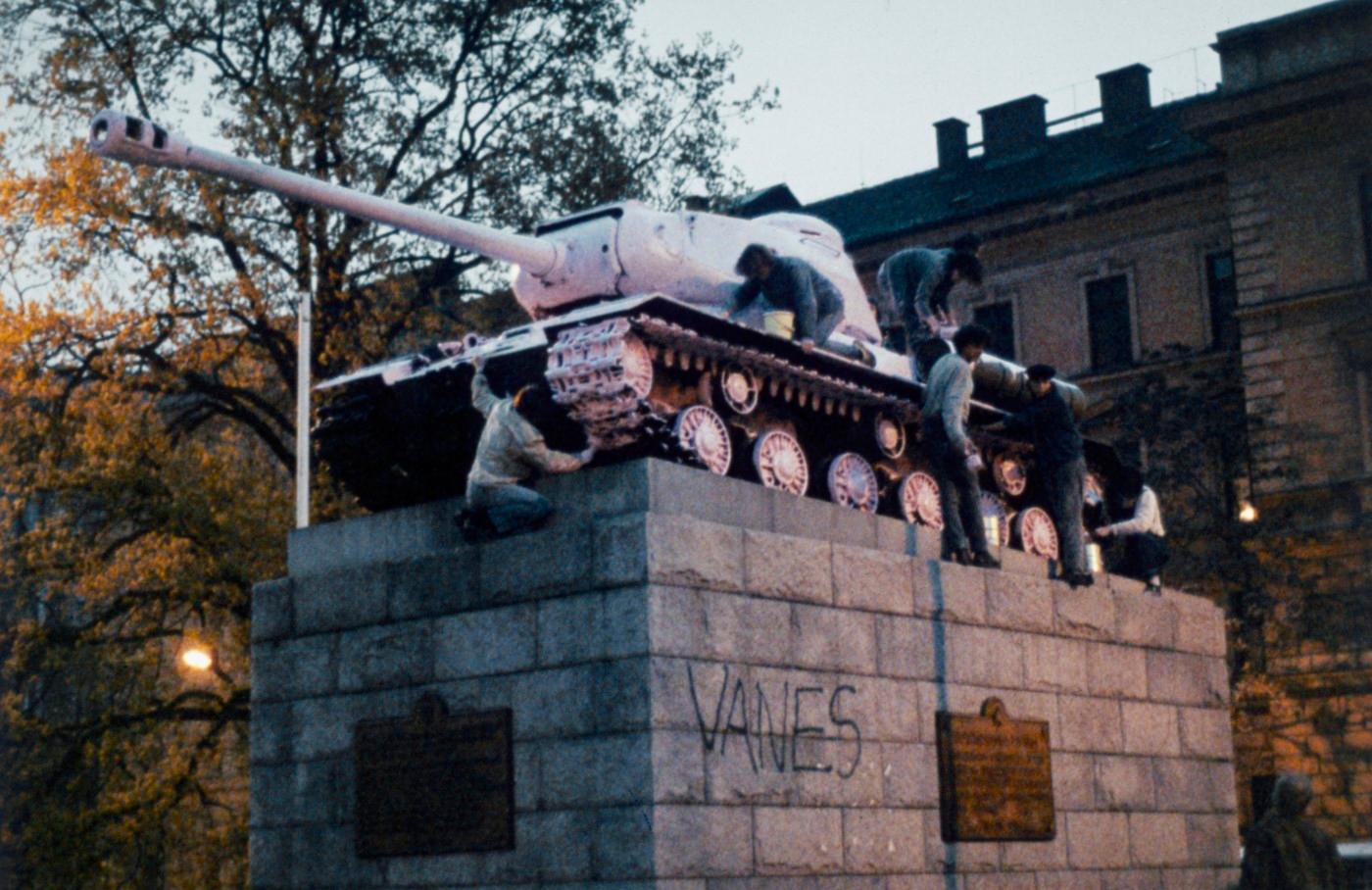 Tank č. 23, součást Památníku sovětských tankistů na Smíchově, je natírán studentem Vysoké školy umělecko-průmyslové v Praze Davidem Černým a jeho přáteli začátkem dubna narůžovo. Později byl přetřen vojáky české armády na původní barvu, poté skupinou poslanců Federálního shromáždění opět narůžovo a 13.června 1991 byl tank odstraněn z náměstí Sovětských tankistů a na žádost Obvodního úřadu v Praze 5 umístěn ve Vojenském muzeu ve Kbelích. Tank č. 23, součást Památníku sovětských tankistů na Smíchově, je natírán studentem Vysoké školy umělecko-průmyslové v Praze Davidem Černým a jeho přáteli začátkem dubna narůžovo. Později byl přetřen vojáky české armády na původní barvu, poté skupinou poslanců Federálního shromáždění opět narůžovo a 13.června 1991 byl tank odstraněn z náměstí Sovětských tankistů a na žádost Obvodního úřadu v Praze 5 umístěn ve Vojenském muzeu ve Kbelích.